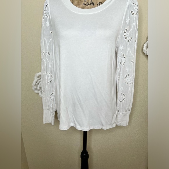 NTM: Entro Solid White Floral Eyelet Long Sleeve Top in Size Small - Picture 4 of 16
